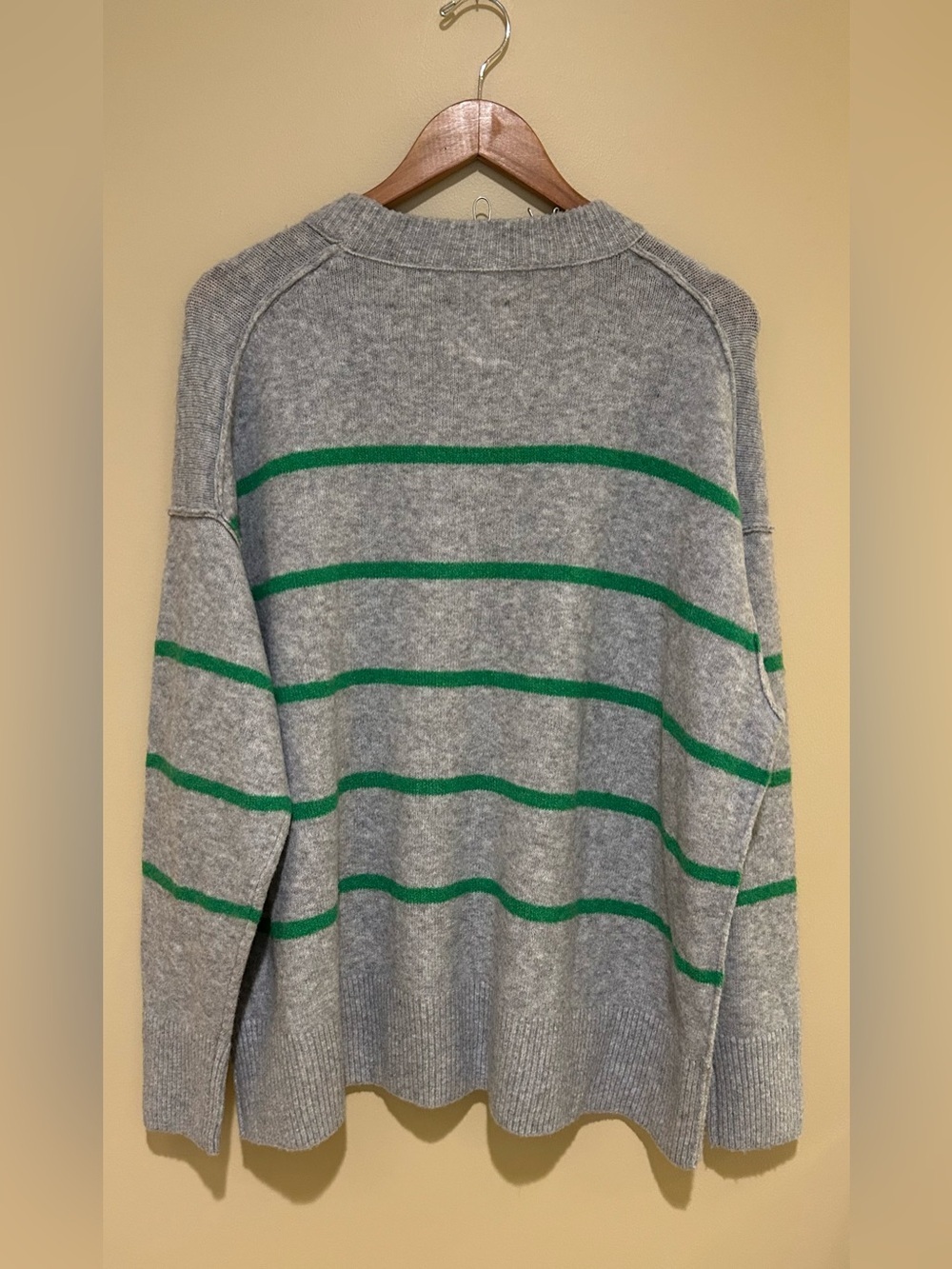 aerie NWT Men’s Gray Crewneck Sweater with Green Stripes Size Medium - Picture 2 of 8